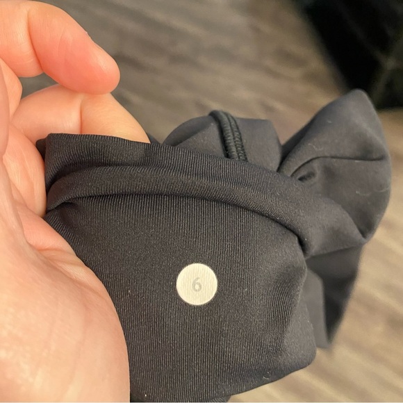 Lululemon Sunshine Salutation crops size 6 side mesh fabric panels - Picture 7 of 7